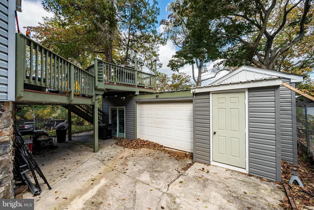 2404 POPLAR DRIVE