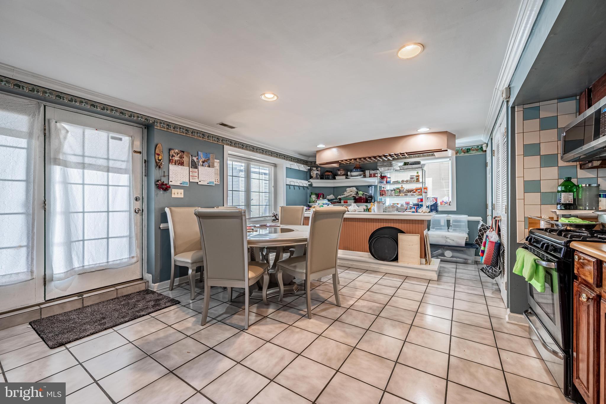 2404 POPLAR DRIVE