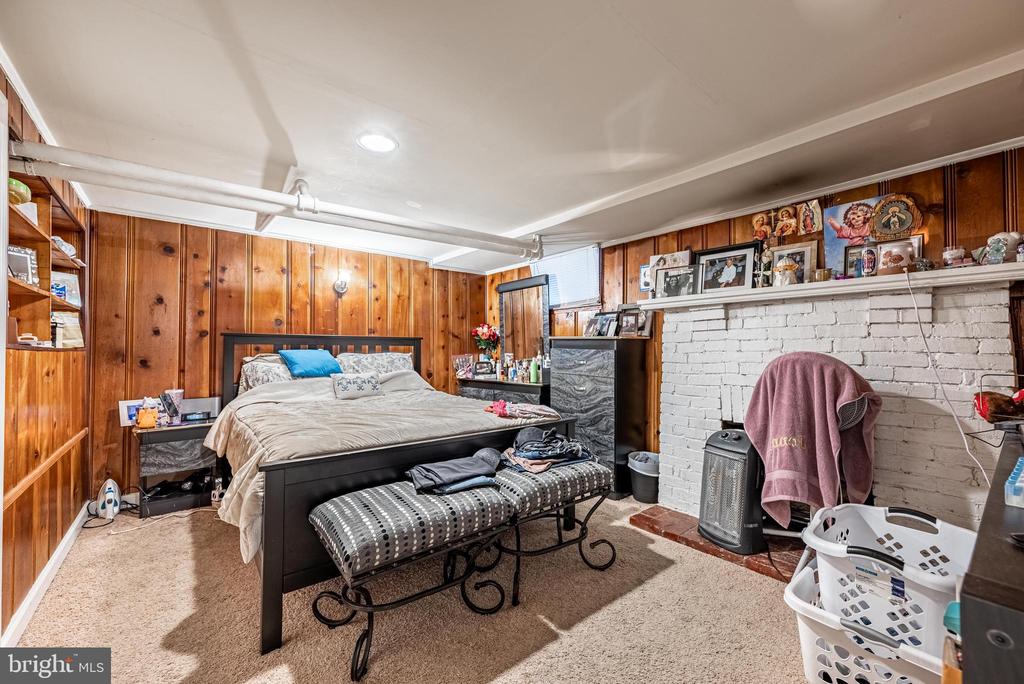 2404 POPLAR DRIVE