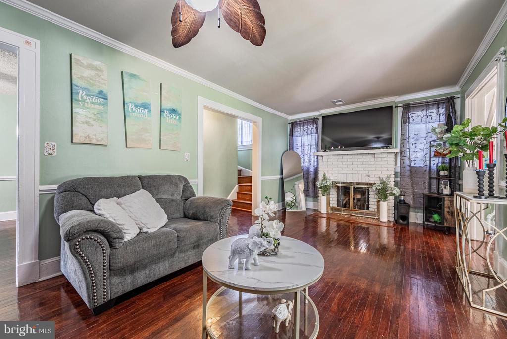 2404 POPLAR DRIVE