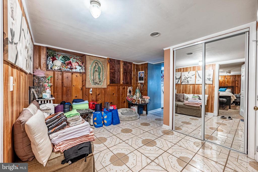 2404 POPLAR DRIVE
