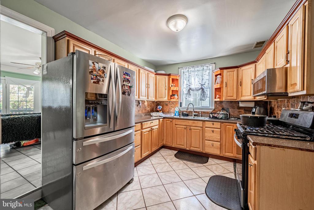 2404 POPLAR DRIVE