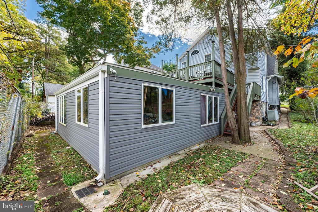 2404 POPLAR DRIVE