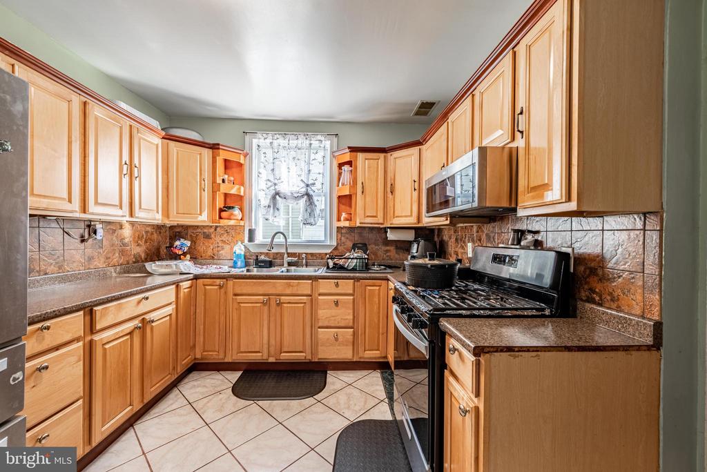 2404 POPLAR DRIVE