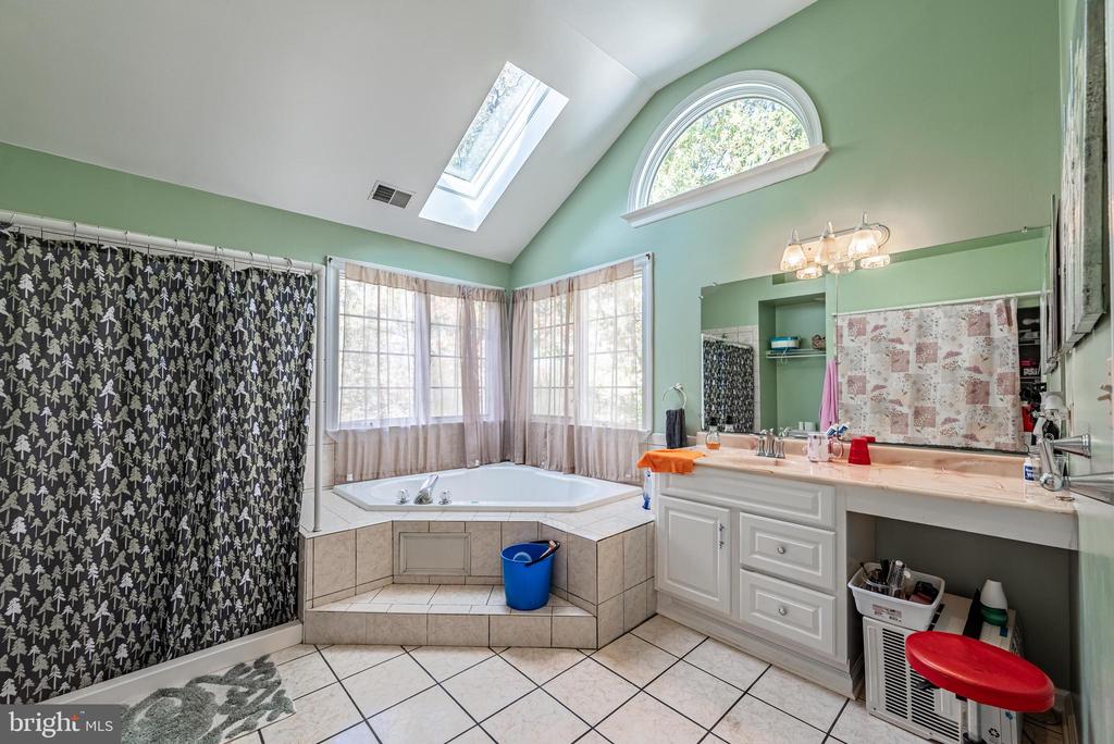 2404 POPLAR DRIVE