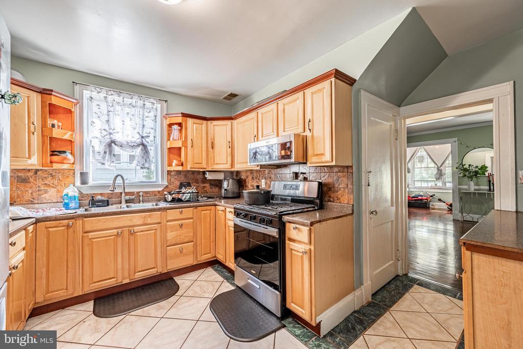 2404 POPLAR DRIVE
