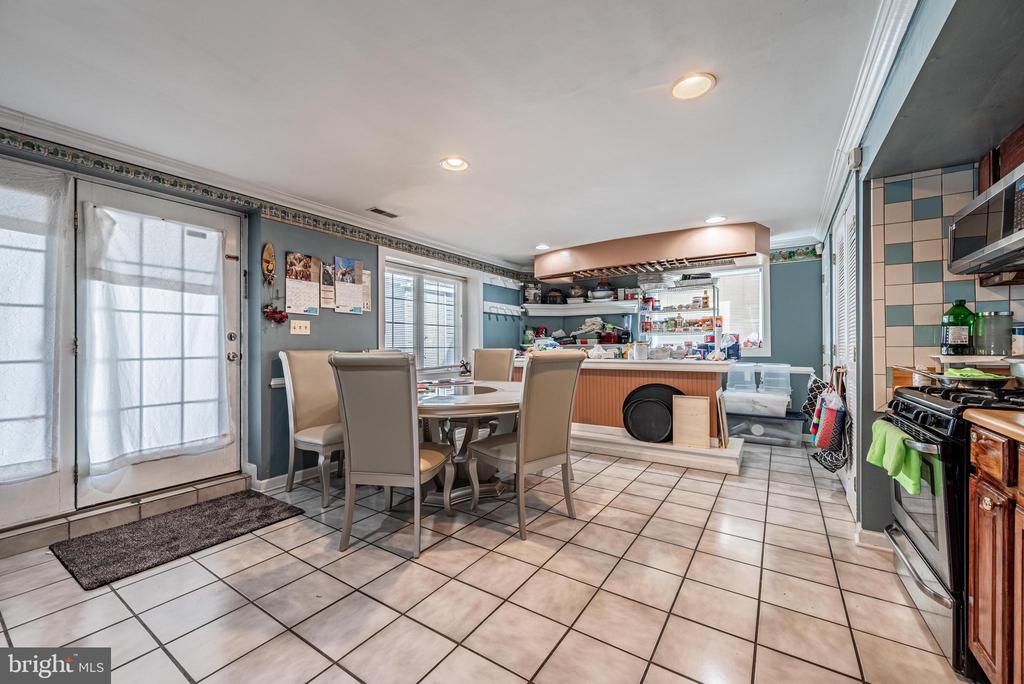 2404 POPLAR DRIVE