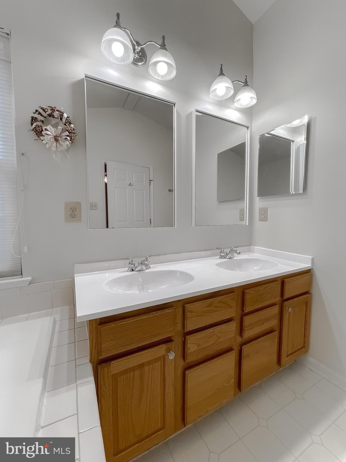 2464 KENBROOK COURT