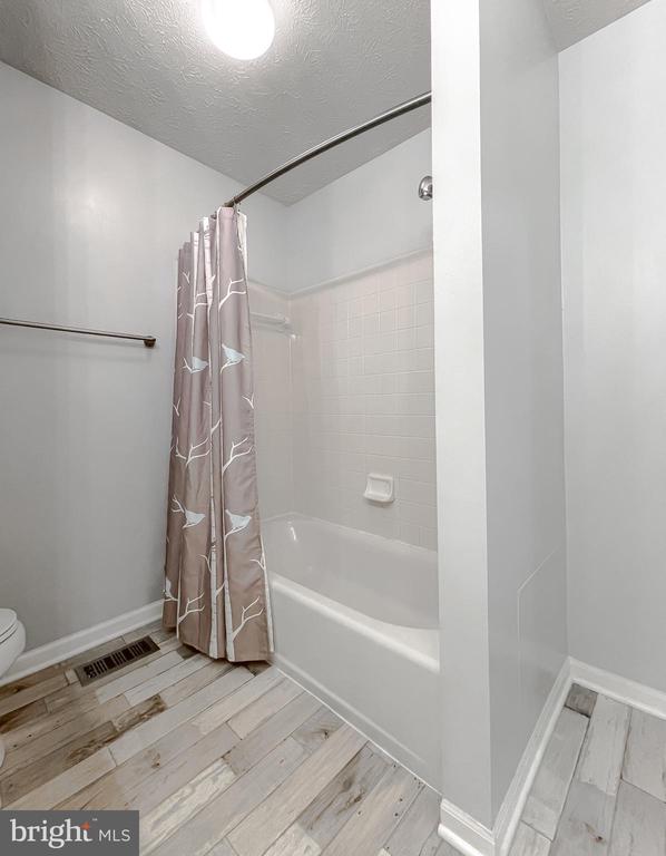 2464 KENBROOK COURT