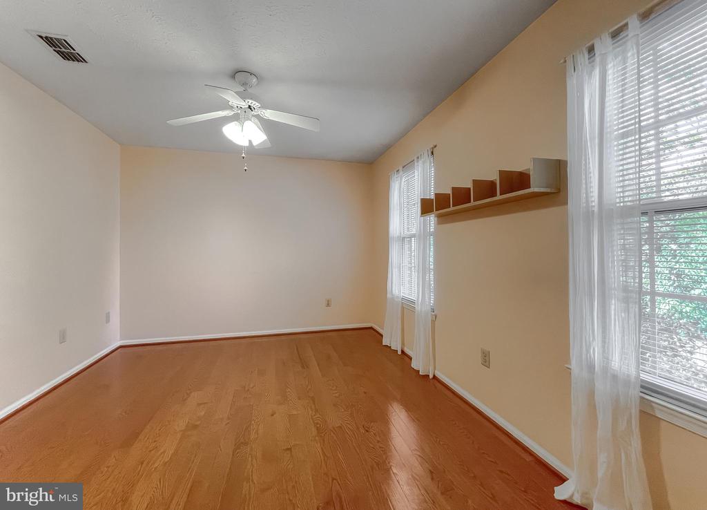 2464 KENBROOK COURT