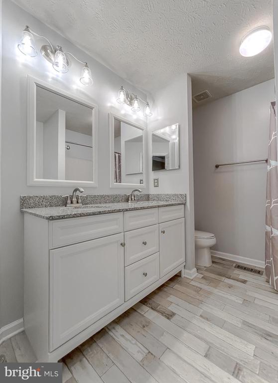 2464 KENBROOK COURT