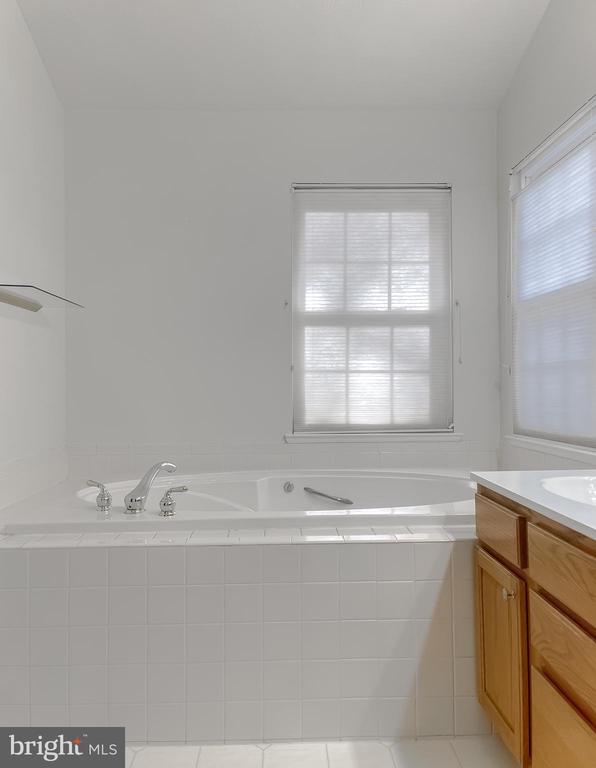 2464 KENBROOK COURT