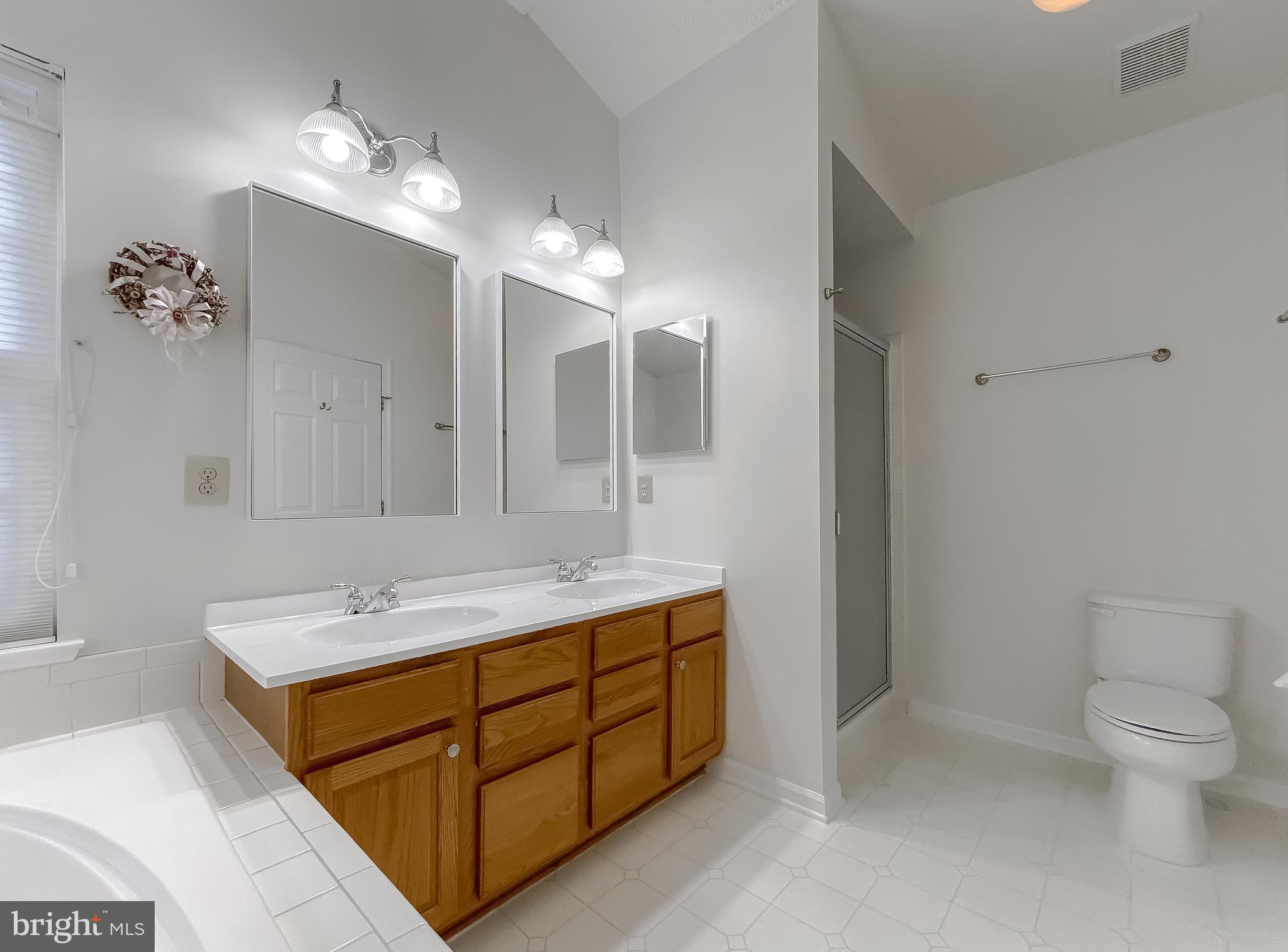 2464 KENBROOK COURT
