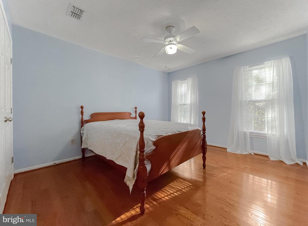 2464 KENBROOK COURT