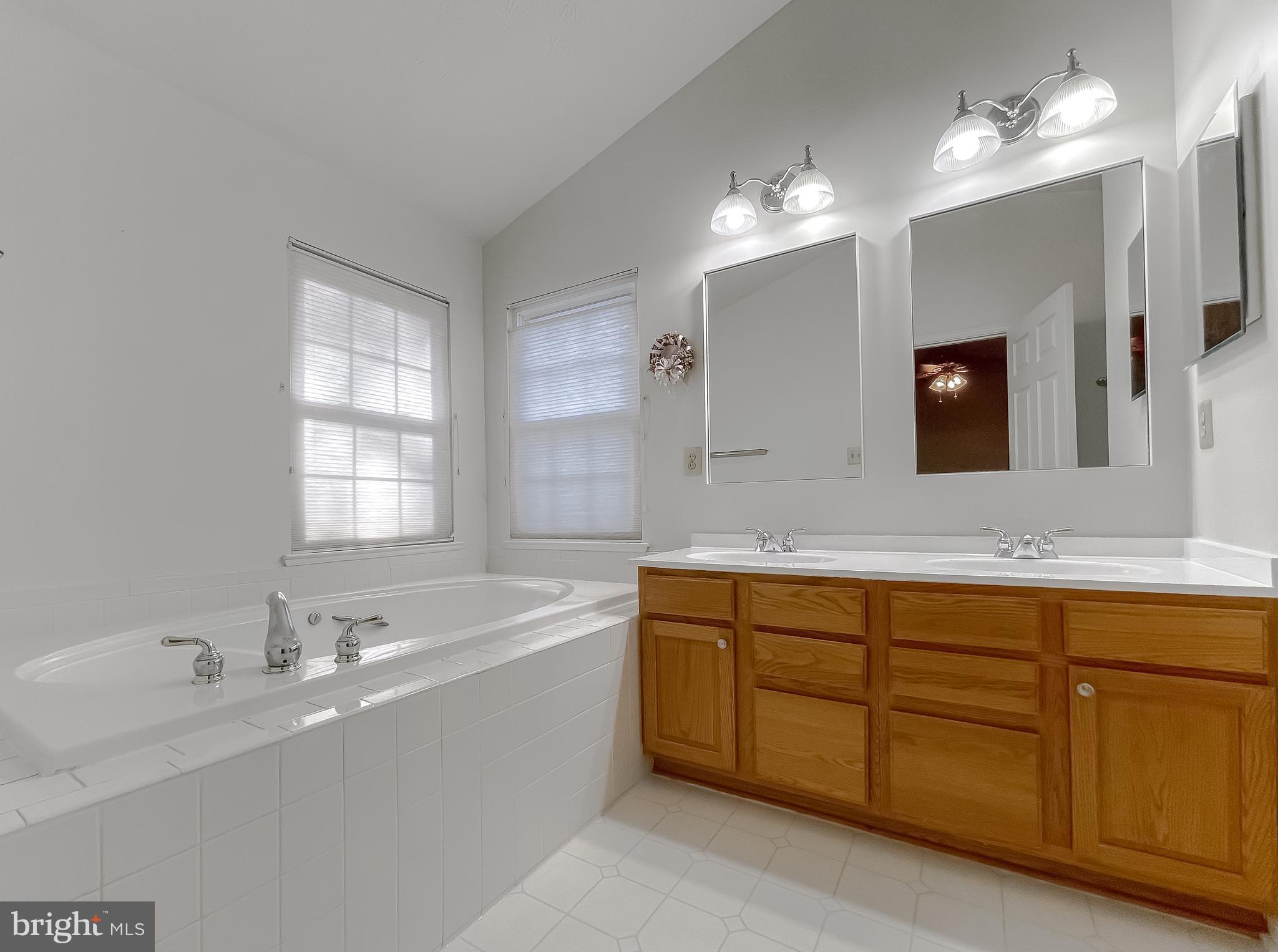 2464 KENBROOK COURT