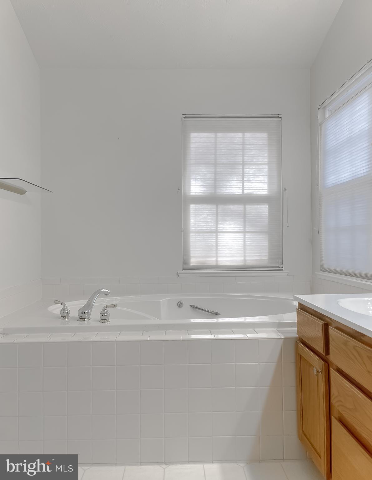 2464 KENBROOK COURT