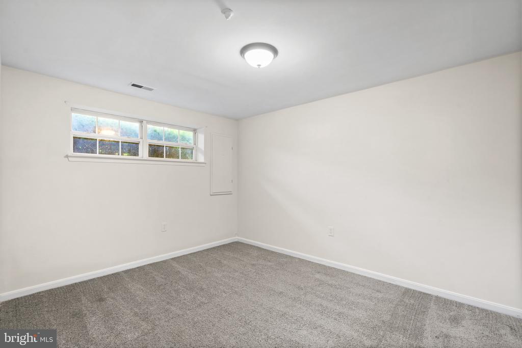 924 MOSBY DRIVE