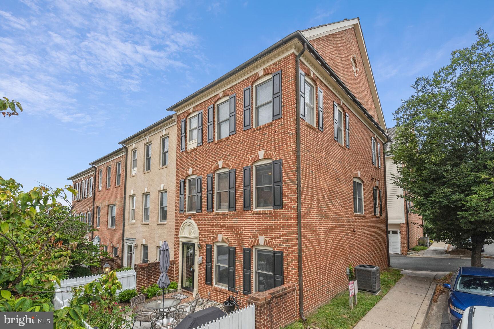 120 RIDGEPOINT PLACE