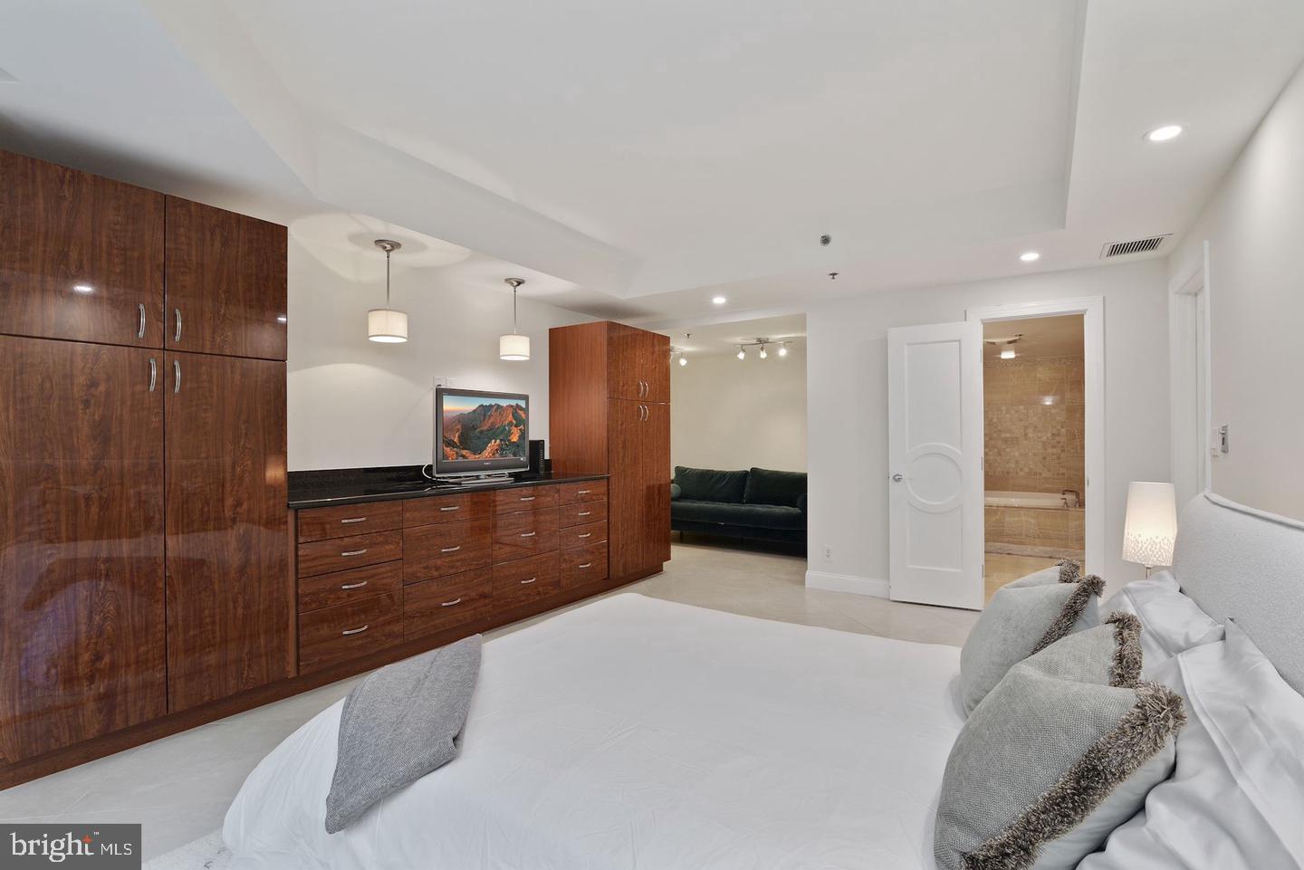 5610 Wisconsin Ave #109