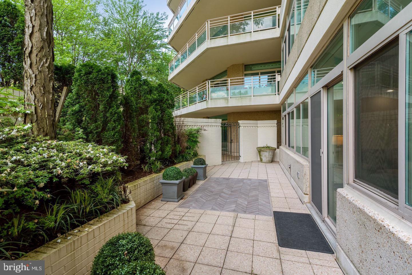 5610 Wisconsin Ave #109