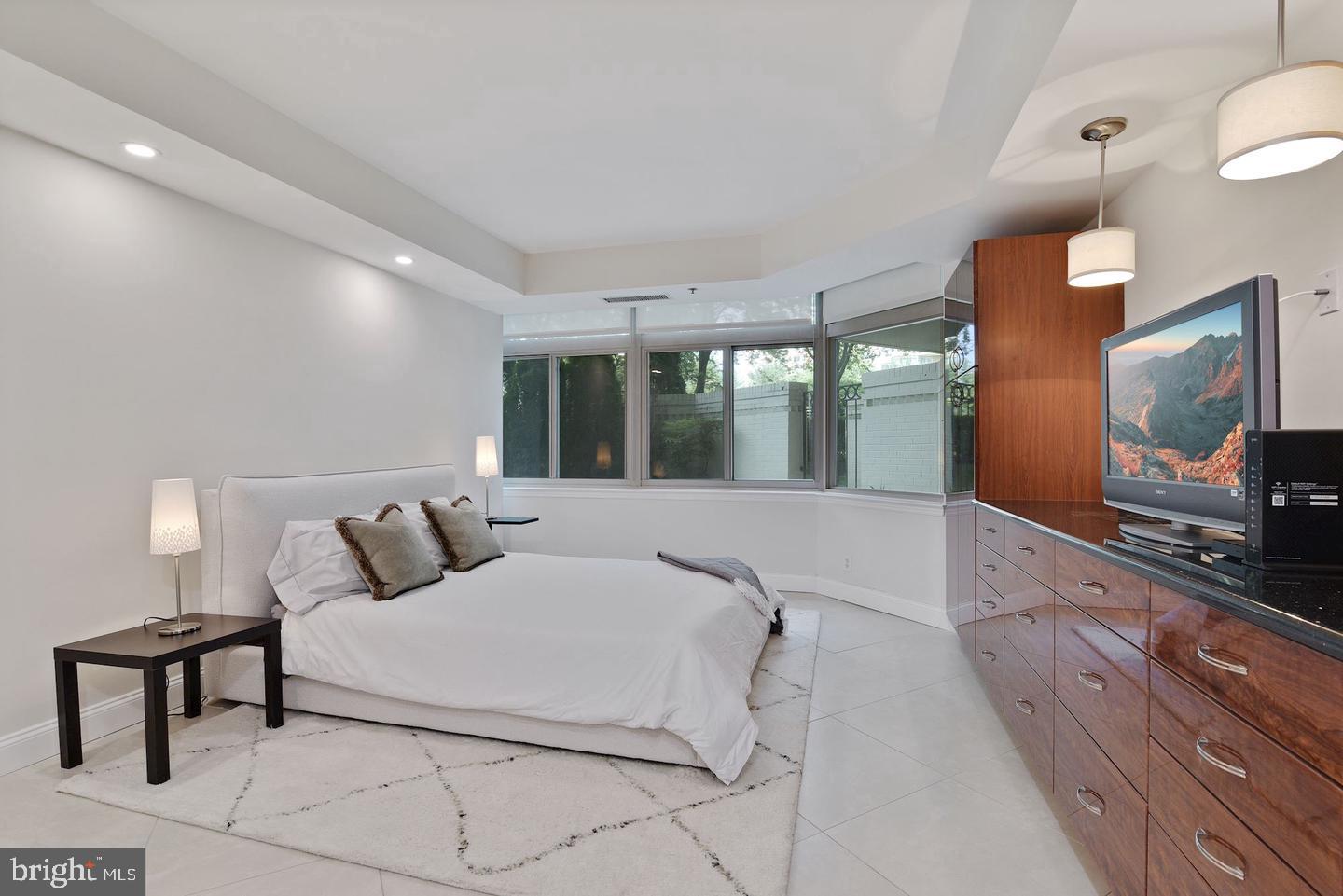 5610 Wisconsin Ave #109