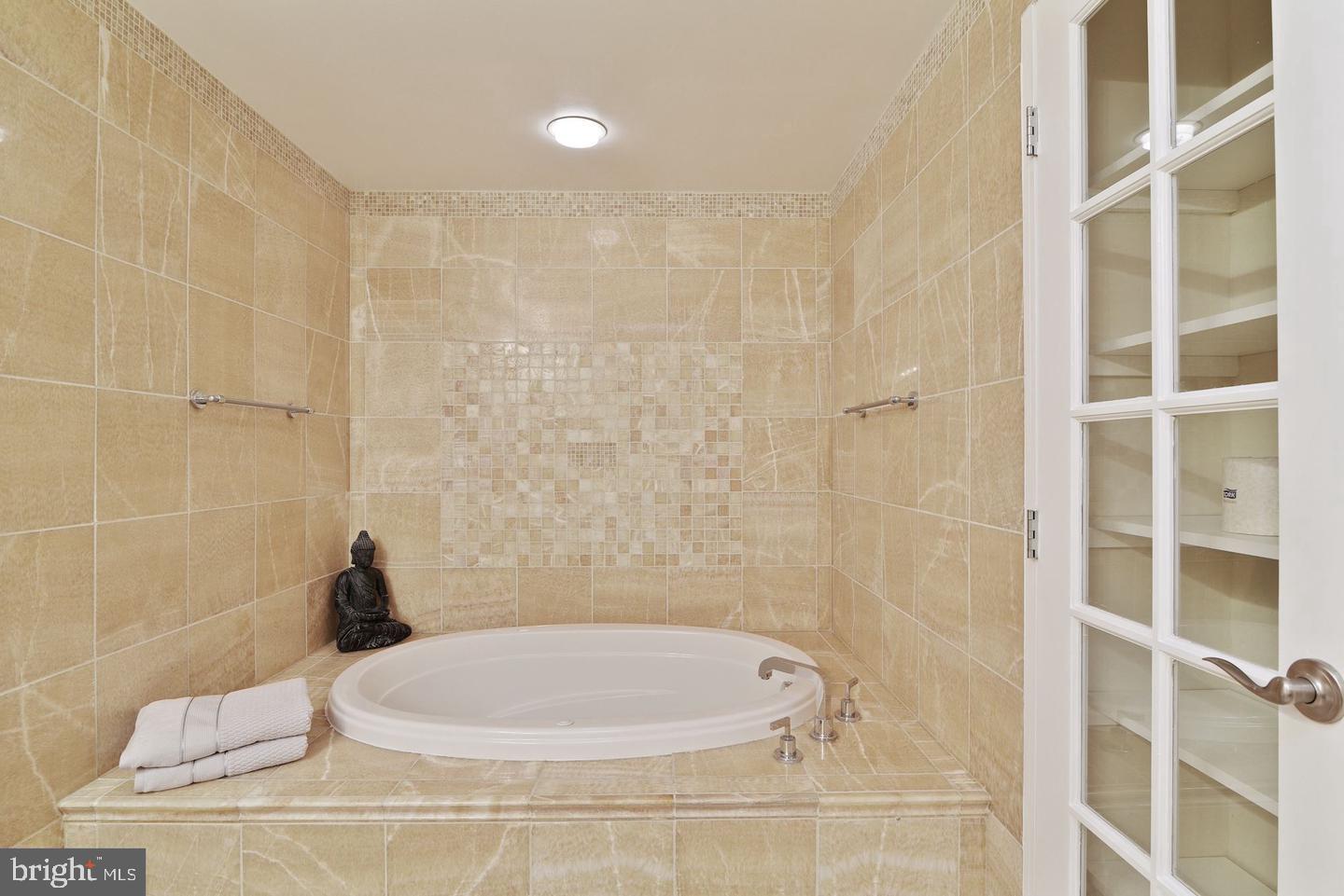 5610 Wisconsin Ave #109