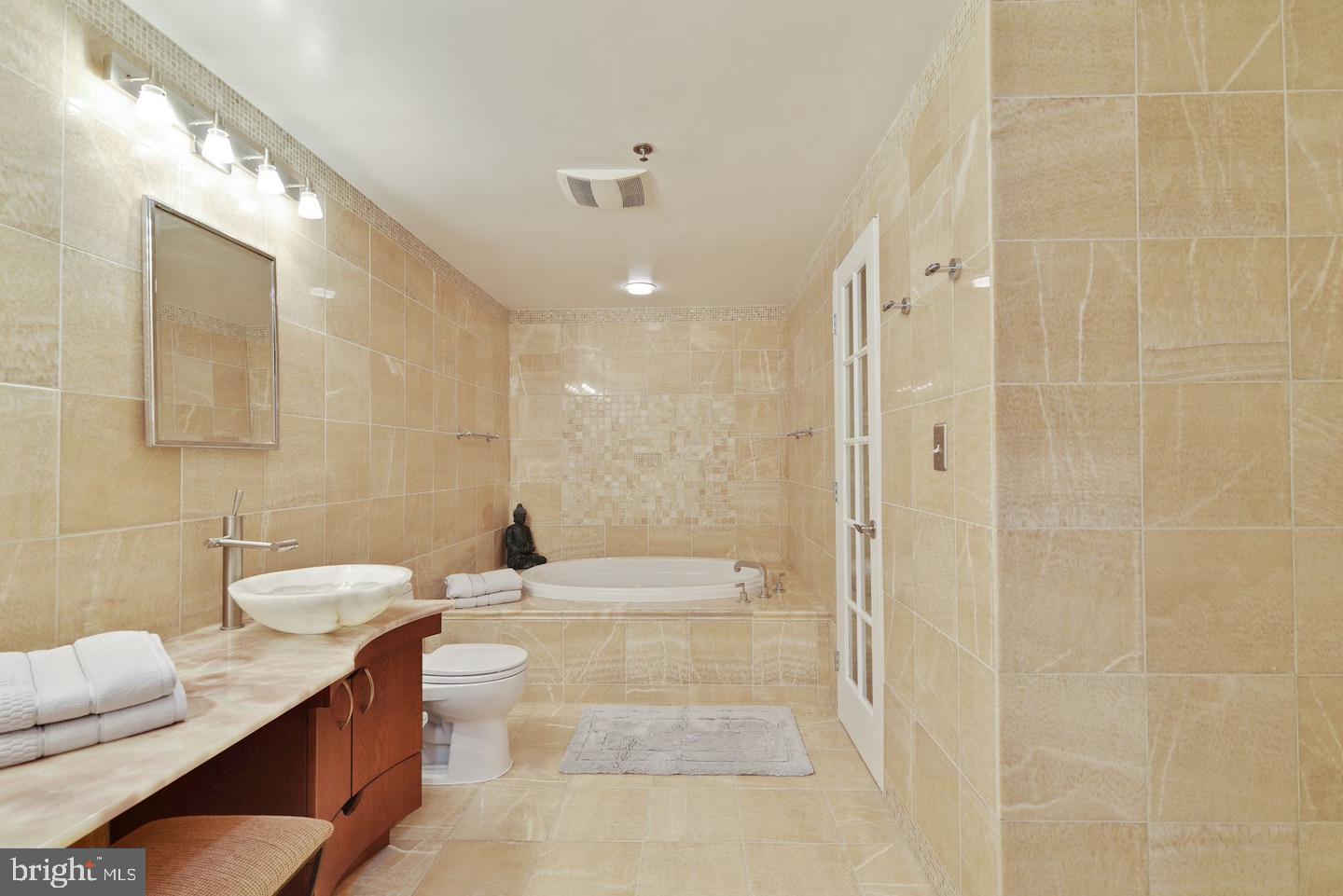 5610 Wisconsin Ave #109