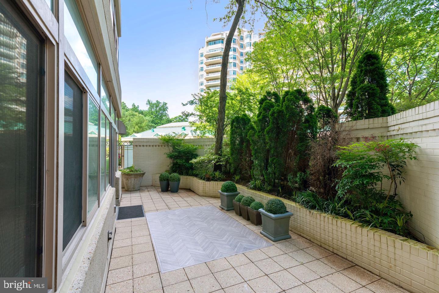 5610 Wisconsin Ave #109