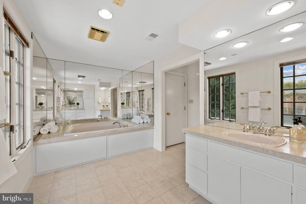 10024 Chartwell Manor Ct