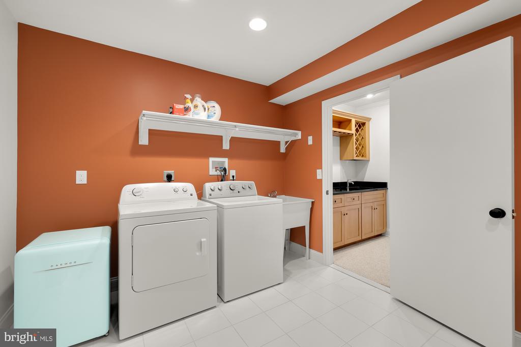 6808 CARLYNN COURT