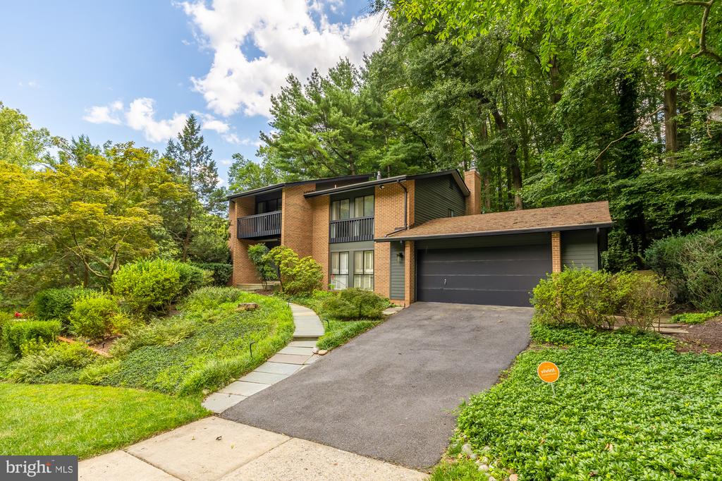 6808 CARLYNN COURT