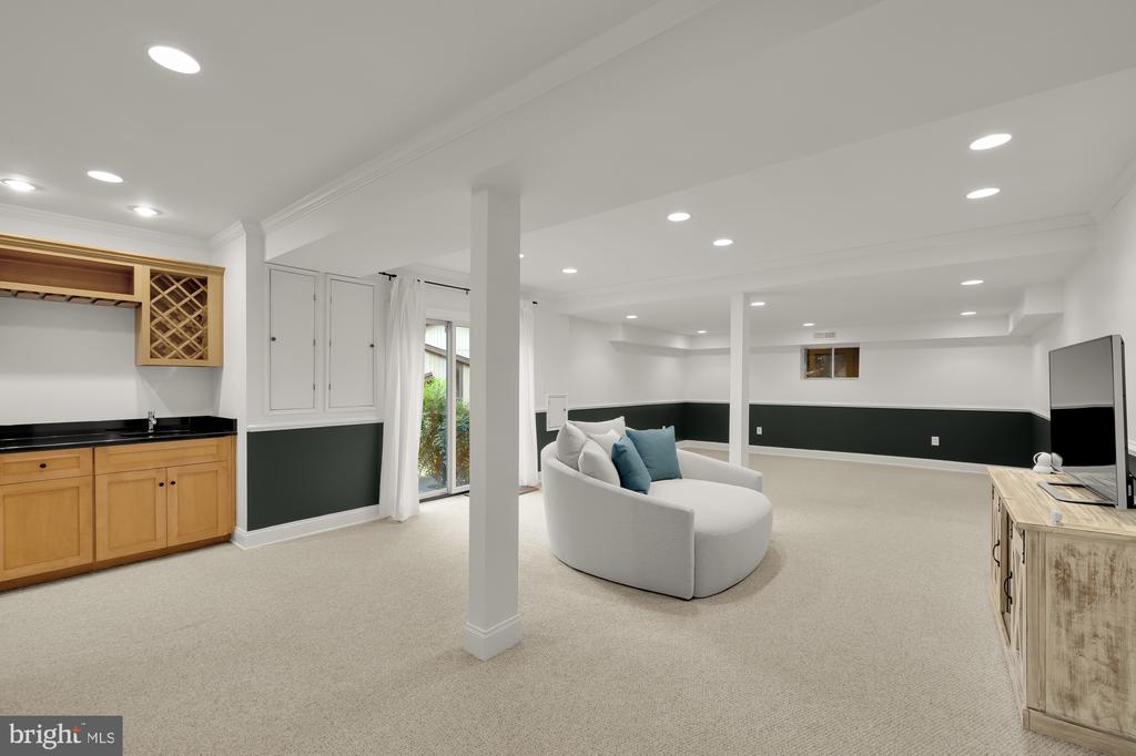 6808 CARLYNN COURT