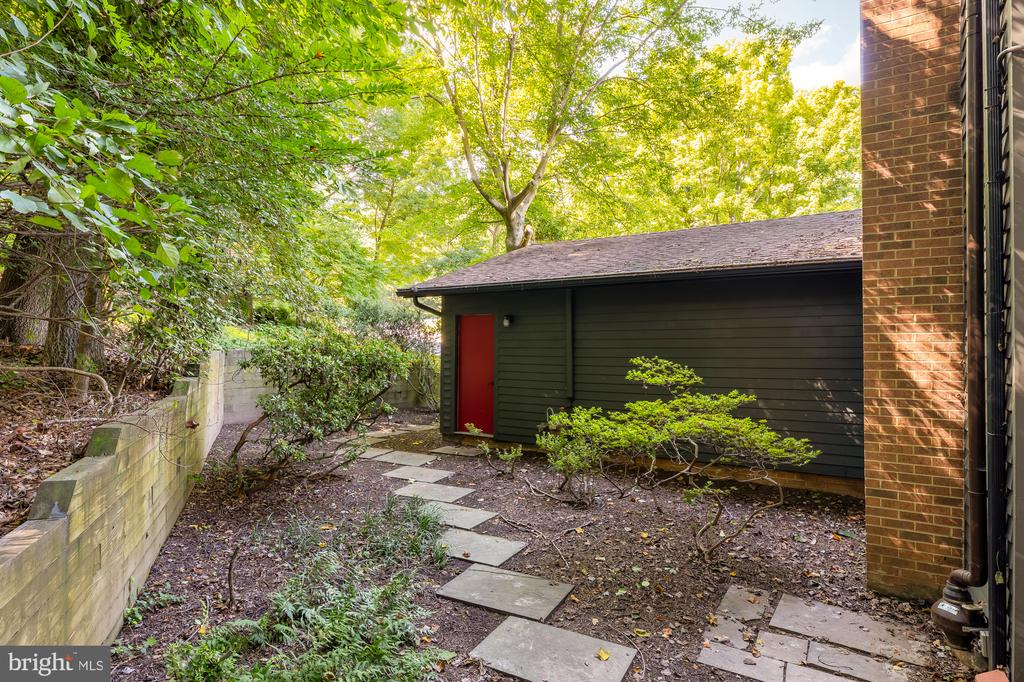 6808 CARLYNN COURT
