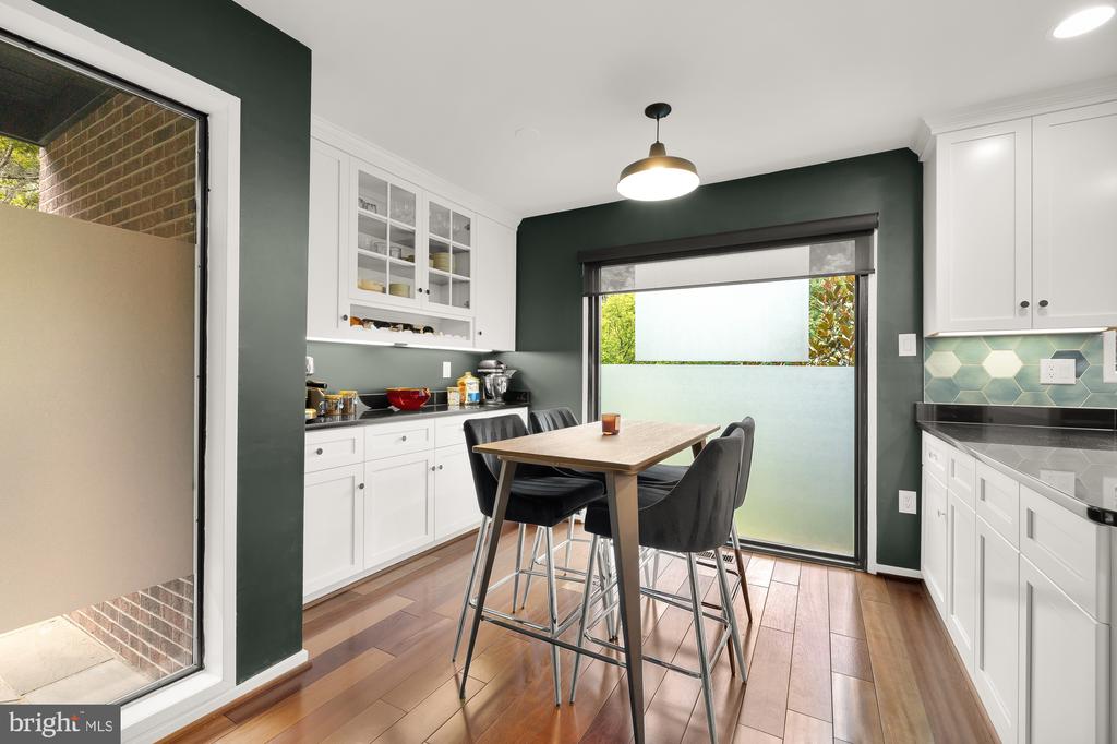 6808 CARLYNN COURT