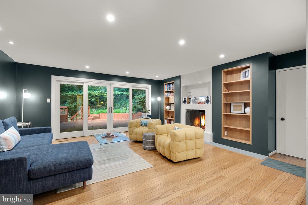 6808 CARLYNN COURT
