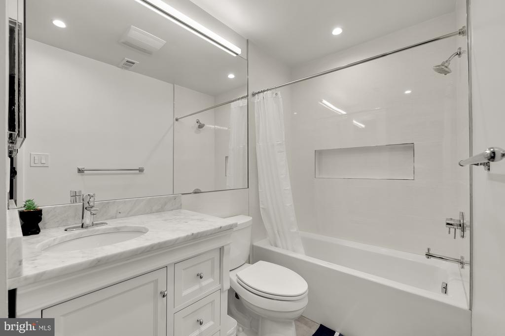 6808 CARLYNN COURT