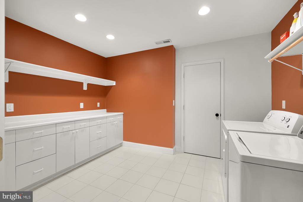 6808 CARLYNN COURT