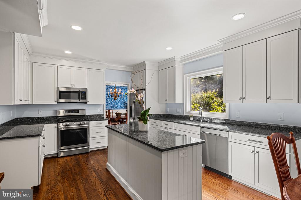 7104 HEATHWOOD COURT