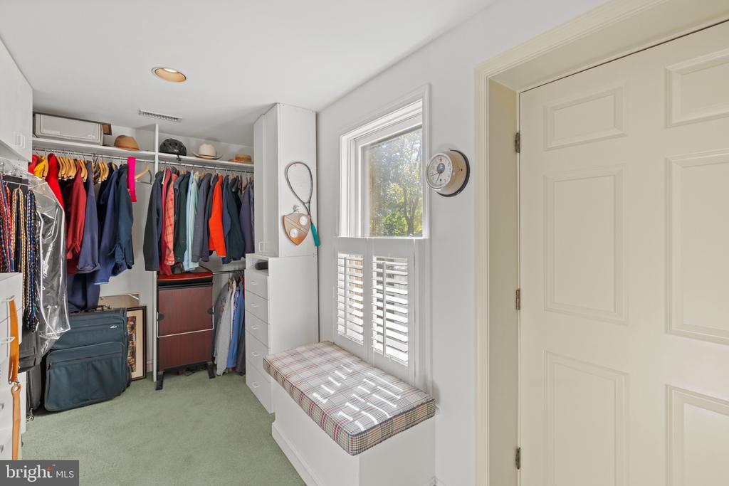 7104 HEATHWOOD COURT