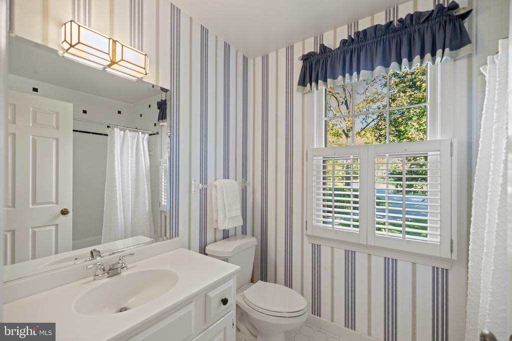 7104 HEATHWOOD COURT