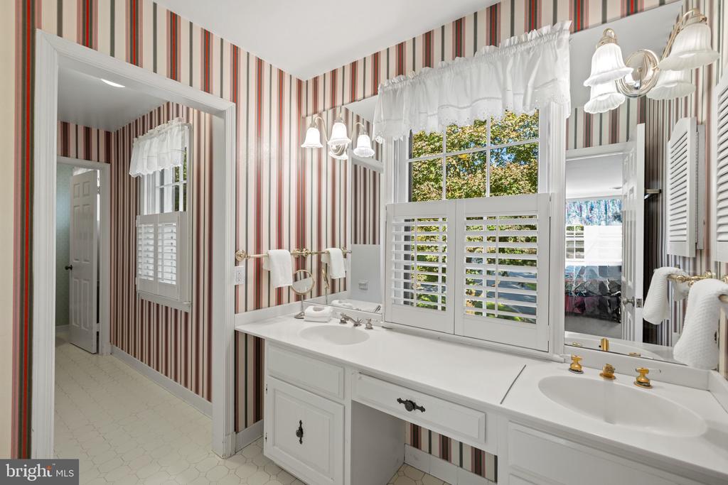 7104 HEATHWOOD COURT