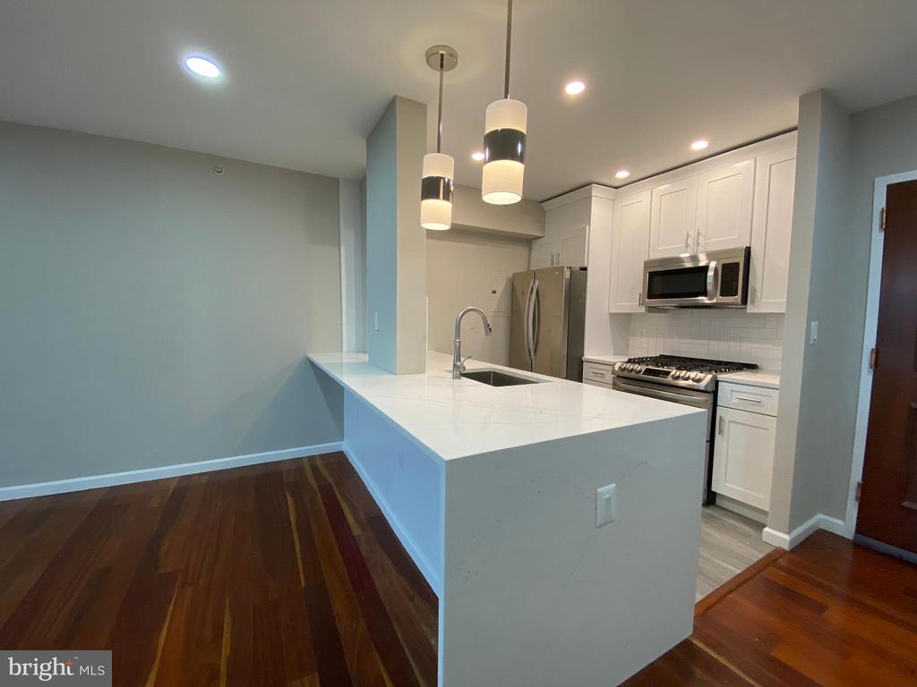 7111 WOODMONT AVE #413