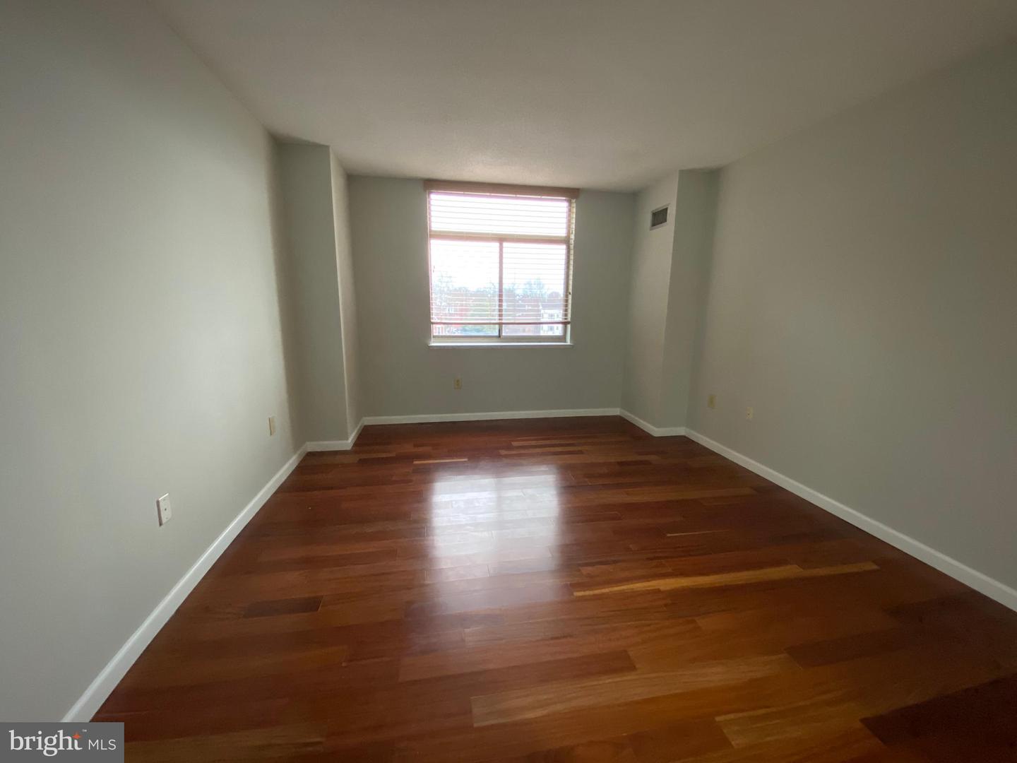 7111 WOODMONT AVE #413