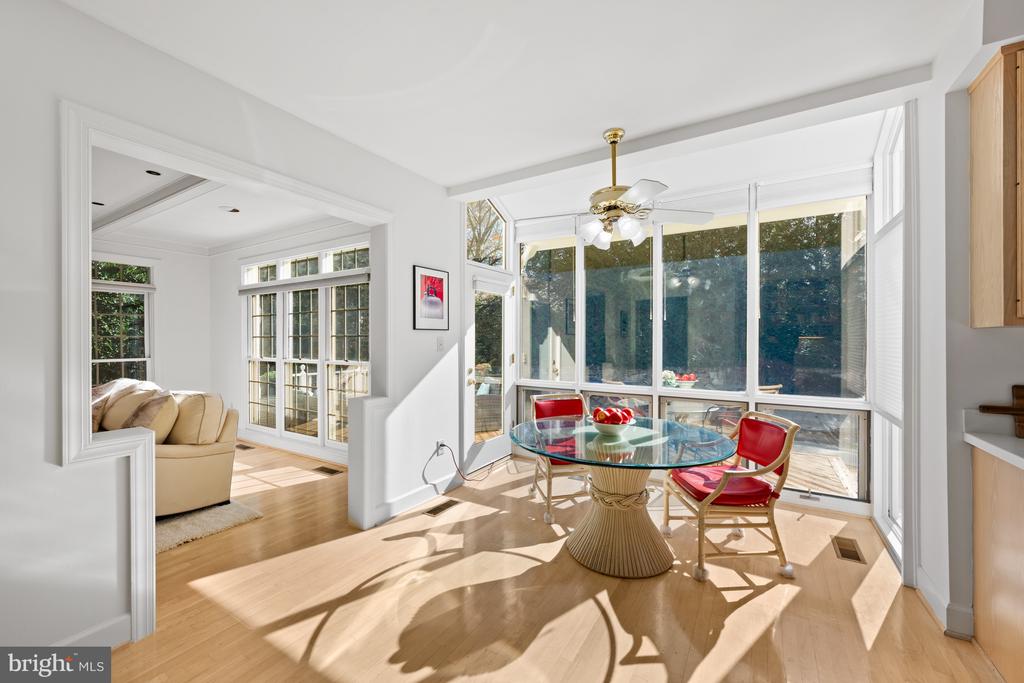 6 Meyer Point Ct