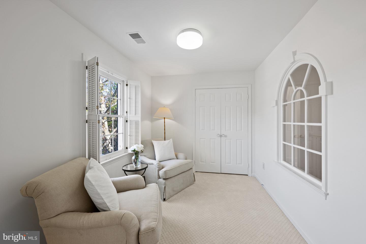 6 Meyer Point Ct