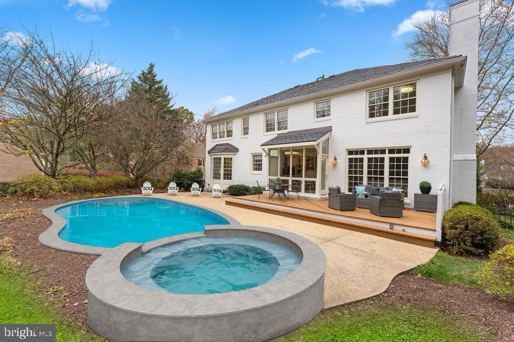 6 Meyer Point Ct