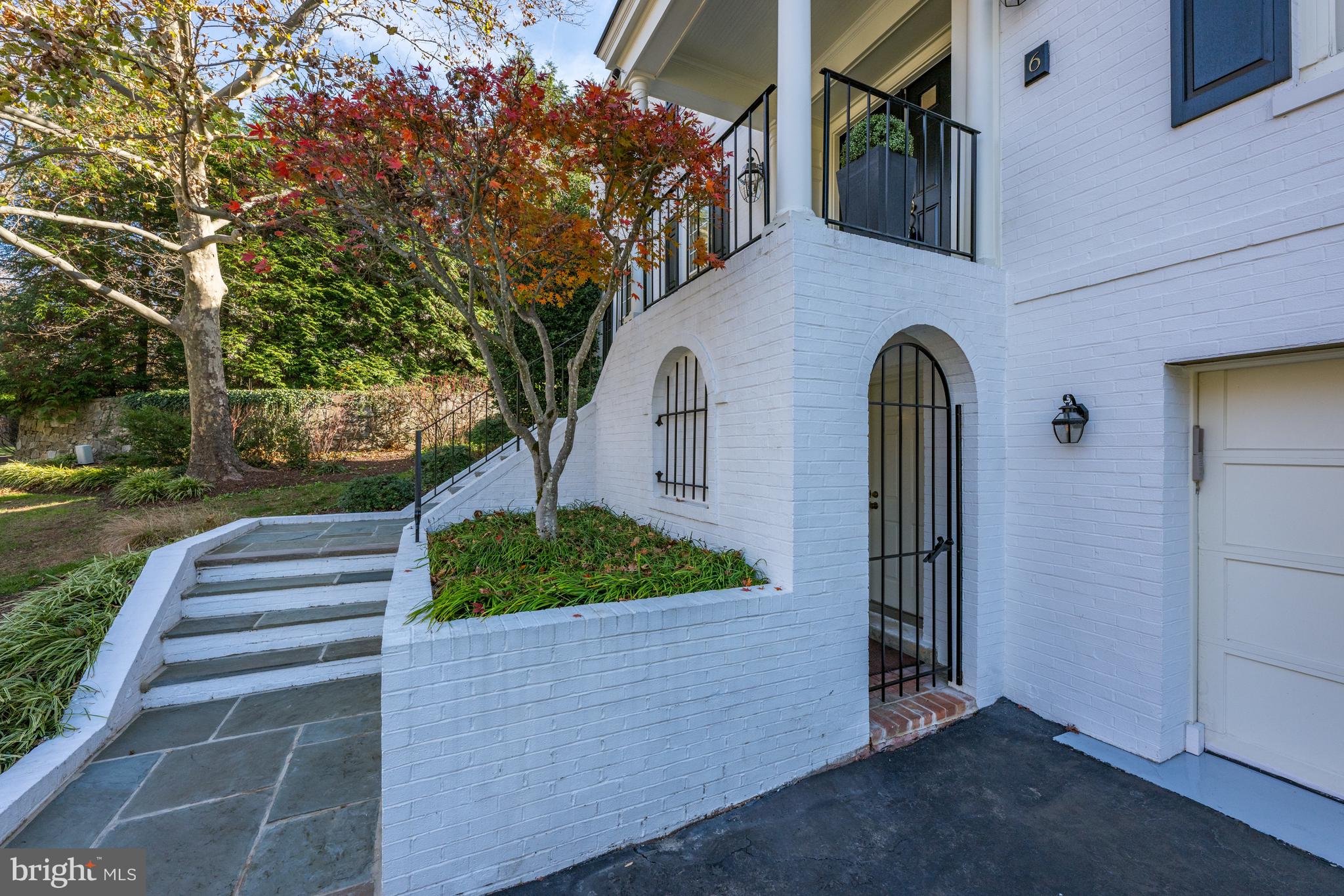 6 Meyer Point Ct