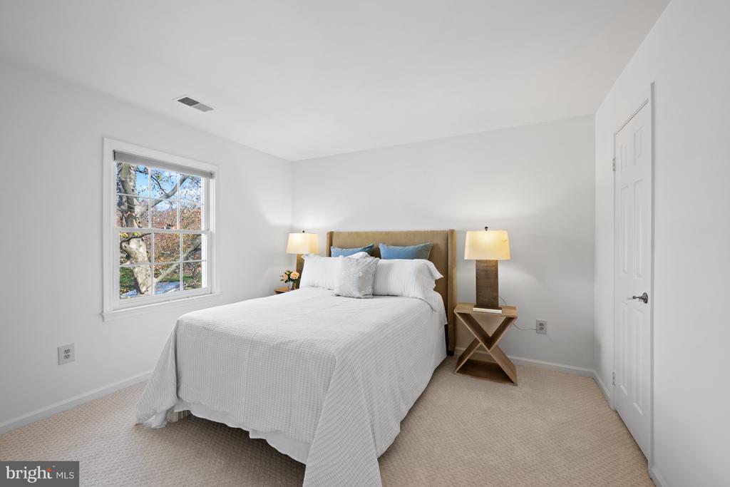 6 Meyer Point Ct