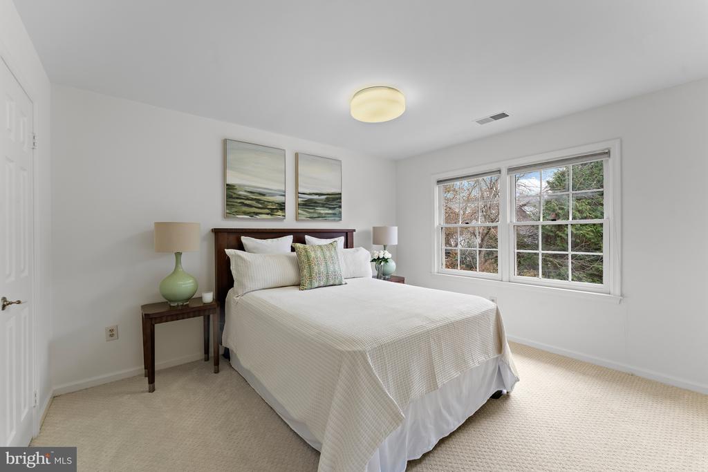 6 Meyer Point Ct