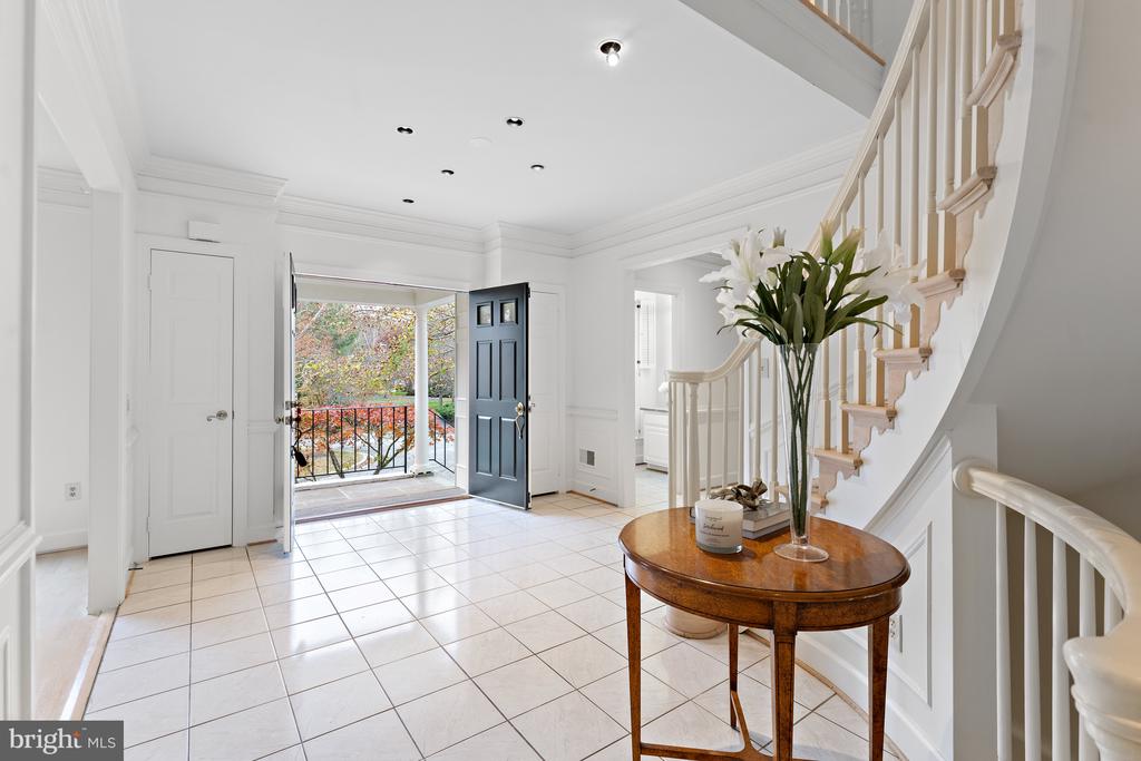 6 Meyer Point Ct